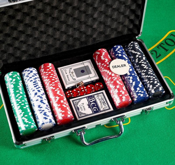 Покер в металлическом кейсе фишки 300 шт  - изображение 1
