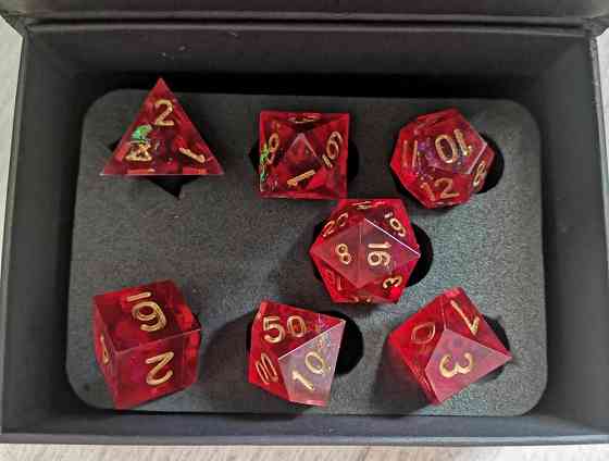 Красные дайсы из смолы 