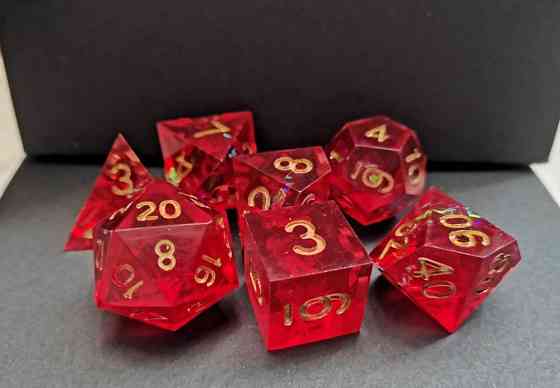 Красные дайсы из смолы 