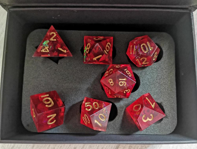 Красные дайсы из смолы  - изображение 2