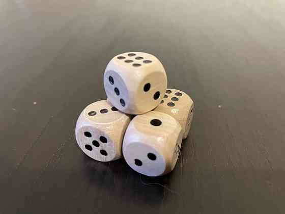 Деревынные игральные кости (кубики) 