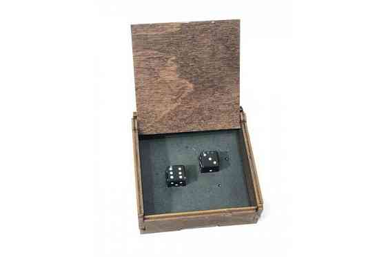Набор костей из черного обсидиана в шкатулке 