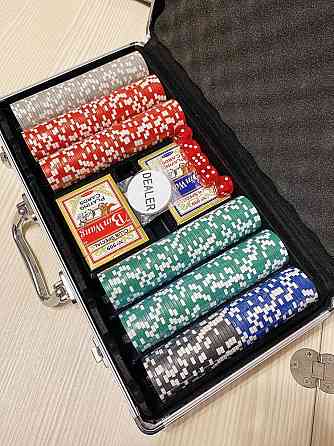 Новый набор для покера (300 фишек) в кейсе 