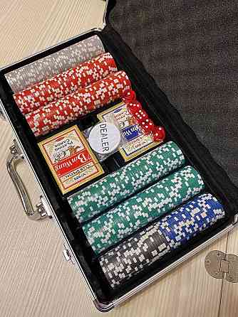 Новый набор для покера (300 фишек) в кейсе 