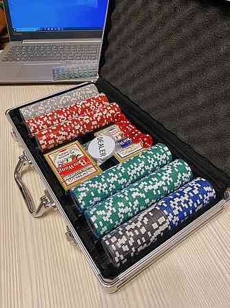 Новый набор для покера (300 фишек) в кейсе 