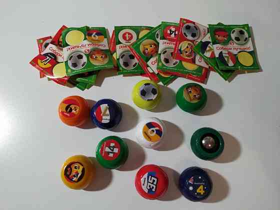 Футбольная игра и мячи 