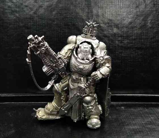 Warhammer 40000 Captain with Master-crafted Heavy 