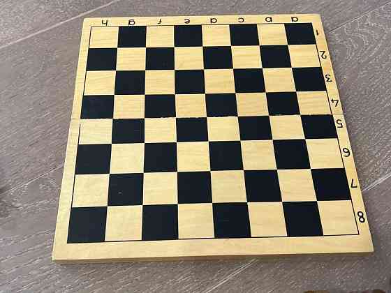 Шахматная доска с шахматами 