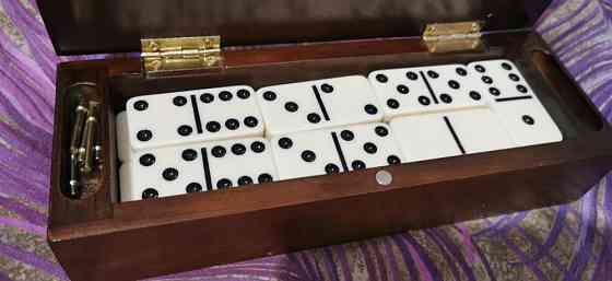 Игра домино в деревянной коробке 